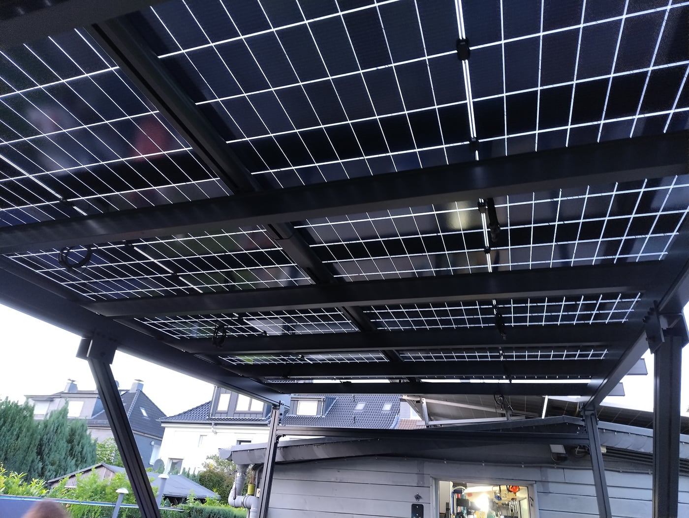 Blick von unten auf die PV-Module des privat gebauten Solar-Carports.