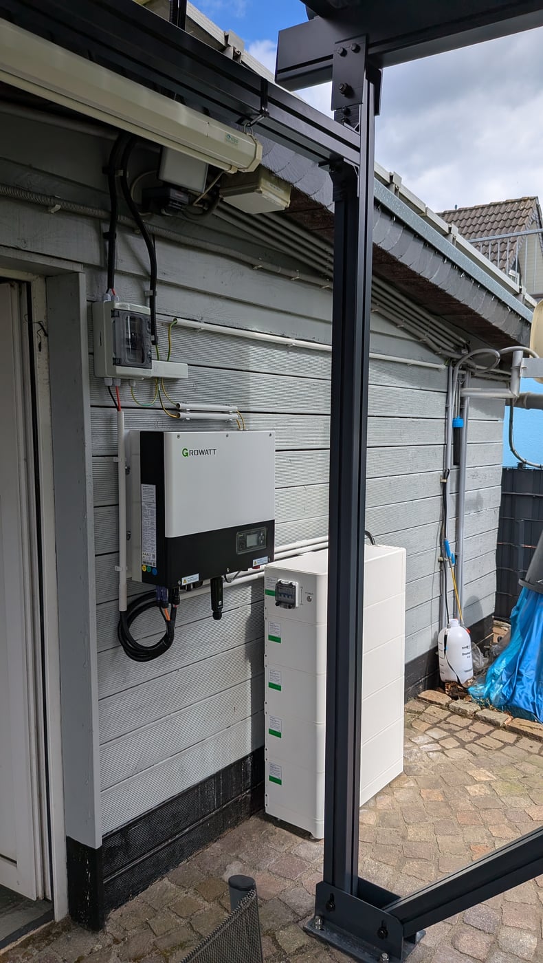 Wechselrichter und Batteriespeicher des privaten Solar-Carport-Projekts.